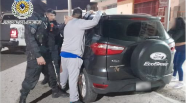 Tenía arresto domiciliario… y lo pescaron paseando con su novia
