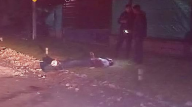 Lo dejó tirado y sangrando: pelea en plena calle terminó con un detenido