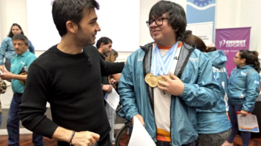 "El deporte no es un gasto, es identidad": Torres homenajeó a jóvenes atletas