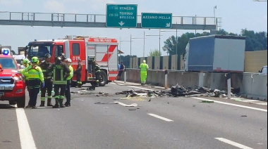 Una avioneta cayó en plena autopista y explotó: dos muertos