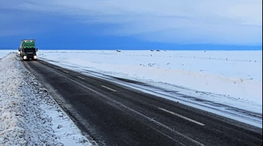 Ruta 25 cortada entre Los Altares y Tecka por nieve y viento blanco