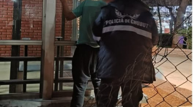 Corría con 24 prendas robadas en la mano y lo atraparon gracias a un transeúnte