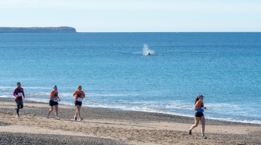 Cierra Playa Las Canteras por una carrera épica entre médanos, ballenas y cantos rodados