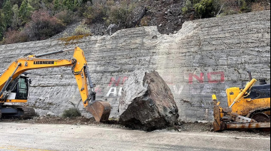 Ruta 40 habilitada entre Epuyén y El Hoyo tras remover una roca gigante