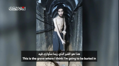 Hamas publicó un video estremecedor de un rehén israelí cavando su propia tumba