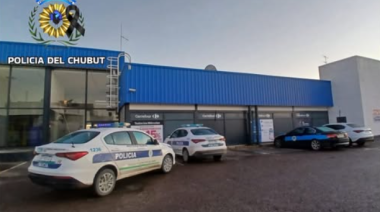 Quiso pasar la noche escondido en un supermercado y lo sacaron del baño