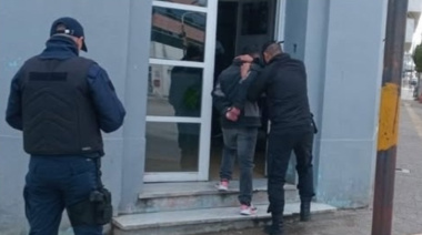 Detienen a un hombre por hobar un celular en un local de telefonía dentro de un cine
