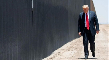 Trump mandó pintar de negro el muro para que queme y sea más difícil cruzarlo