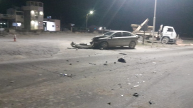 Dos hombres heridos tras violento choque entre un auto y un camión en Puerto Madryn