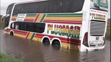 La Tormenta de Santa Rosa desvió un colectivo y tuvieron que rescatar a 40 pasajeros en lancha