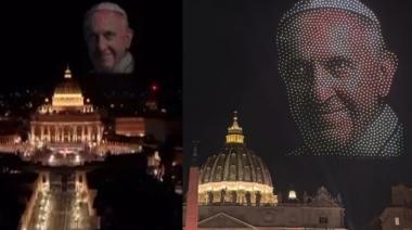 Drones iluminaron el cielo del Vaticano con el rostro del papa Francisco 🙏🚁