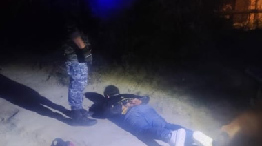 Lo atraparon escondido entre arbustos con una bolsa de papas