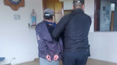 Un ladrón escondió un jeans en su pantalón y fue detenido en pleno escape