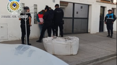 Una pareja fue detenida tras robar un celular de un auto en pleno centro