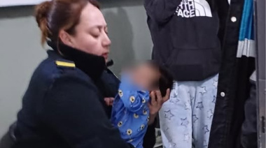 Una policía salvó a un bebé de dos meses que no podía respirar