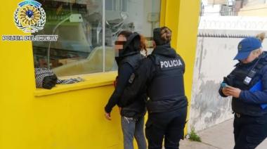 Cayó una mujer con pedido de captura en pleno control policial 👮‍♀️
