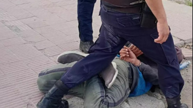 Una pelea callejera terminó con un detenido por dañar un comercio