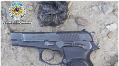 Detuvieron a dos hombres armados en el barrio Moure: llevaban una pistola 9 mm y municiones