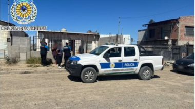 Cayeron mientras intentaban robar una casa y una cómplice atacó a una policía por la espalda