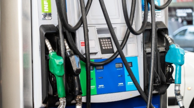 El Gobierno sube el impuesto a los combustibles y prepara otro aumento para diciembre