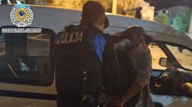 Escándalo en un bar de Trelew: tres detenidos tras destrozar la puerta de ingreso