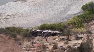 Un colectivo cayó por un barranco en Arequipa: al menos 37 muertos y más de una docena de heridos