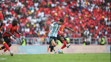 Argentina le ganó 2-0 a Angola y cerró el 2025 con triunfo