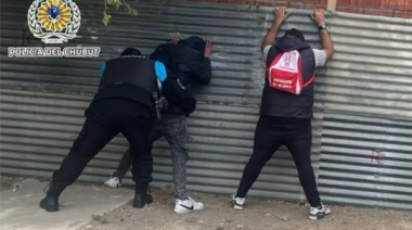 Dos jóvenes fueron detenidos mientras intentaban encender una moto robada