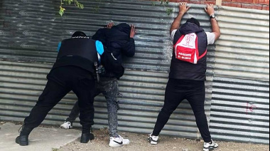 Cayeron dos ladrones tras romper la traba de una moto en plena calle