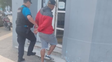 Lo atraparon en La Anónima cuando quiso llevarse dos perfumes sin pagar