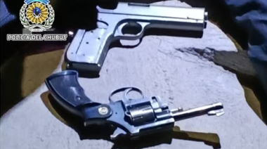 Lo vieron correr, tiró la campera y tenía dos armas listas para usar