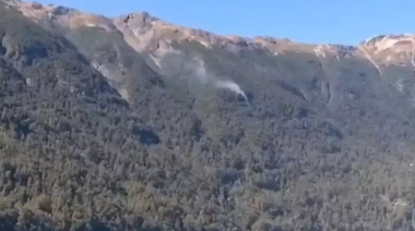 Incendio en Los Alerces: operativo masivo para frenar el avance en el Lago Menéndez