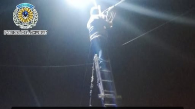 Lo pescaron arriba de una escalera enganchándose a la luz y terminó detenido