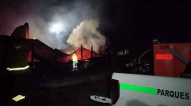 Un quincho quedó destruido en Bahía Rosales y sigue activo el fuego en el Parque Los Alerces