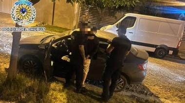Lo agarraron in fraganti: entró a un auto a robar en Trelew y terminó detenido