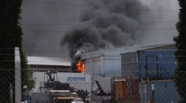 Incendio en Conarpesa: siguen las tareas y ya no hay llamas, pero el riesgo no terminó