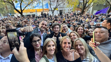 Milei en Mar del Plata: caravana, "batalla cultural" y visita teatral