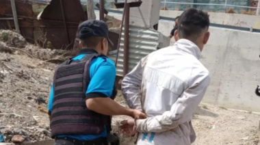 Detenidos in fraganti mientras pasaban una mochila de baño por un paredón