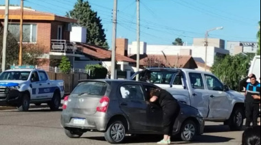Una camioneta y un auto colisionaron en una intersección