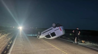 Vuelco en El Doradillo: una maniobra de sobrepaso fallida terminó con una Kangoo sobre el asfalto
