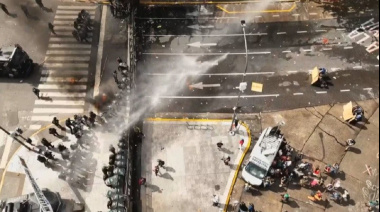 Tarde caliente frente al Congreso: gas pimienta, balas de goma y una molotov que cruzó la valla
