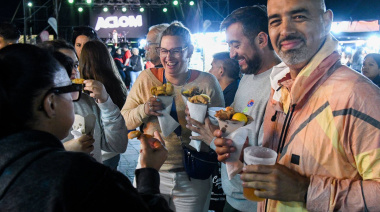 Vuelve el Paseo Gastronómico al Playón del muelle y se arma el combo perfecto con música y birra artesanal