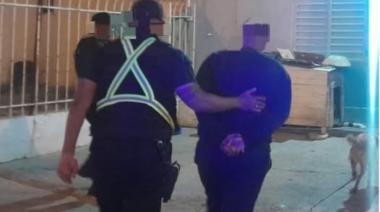 Lo cruzaron caminando y cayó: detuvieron a un joven con pedido de captura activo