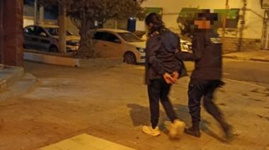 Escándalo de madrugada en el barrio Matadero: rompió una ventana y terminó detenida