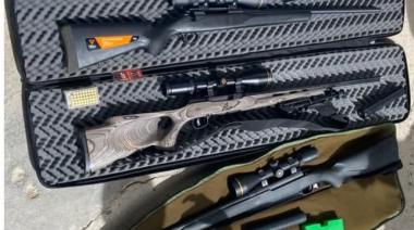 Camuflados, con armas y sin permiso: frenaron una Hilux en Río Pico y secuestraron silenciadores