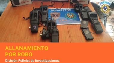 Allanaron una casa y recuperaron radios, cortinas y hasta una funda policial