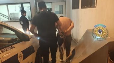 Lo encontraron escondido en el baño de una casa y terminó detenido en Comodoro