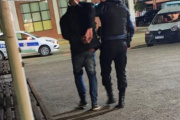 Robó muñecos de colección y lo atraparon a pasos de la terminal