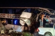 💥 Un micro y un camión chocaron de frente: al menos 4 muertos y decenas de heridos