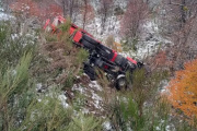 🚨 Desbarrancó un camión de Vialidad en plena tarea por hielo en la Ruta 40